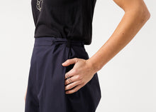 Carica l'immagine nel visualizzatore di Gallery, Wide Cropped Trouser in Navy