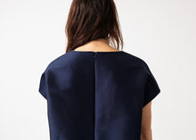 Carica l&#39;immagine nel visualizzatore di Gallery, Tucked Sleeve Blouse in Navy