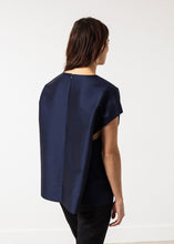 Carica l&#39;immagine nel visualizzatore di Gallery, Tucked Sleeve Blouse in Navy