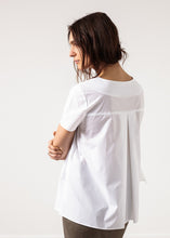 Carica l&#39;immagine nel visualizzatore di Gallery, Pleat Back Blouse in White