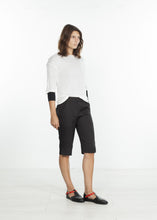 Carica l&#39;immagine nel visualizzatore di Gallery, Square Stitch Knee Short in Black