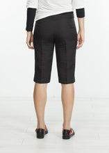 Carica l&#39;immagine nel visualizzatore di Gallery, Square Stitch Knee Short in Black