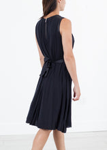 Carica l&#39;immagine nel visualizzatore di Gallery, Sleeveless Pleated Dress in Navy