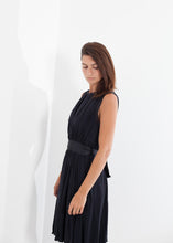 Carica l&#39;immagine nel visualizzatore di Gallery, Sleeveless Pleated Dress in Navy
