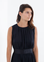 Carica l&#39;immagine nel visualizzatore di Gallery, Sleeveless Pleated Dress in Navy