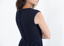Carica l&#39;immagine nel visualizzatore di Gallery, Pleated Rita Dress in Dark Navy