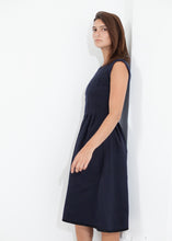 Carica l&#39;immagine nel visualizzatore di Gallery, Pleated Rita Dress in Dark Navy