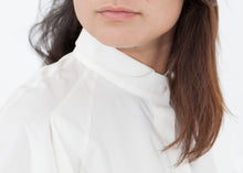 Carica l&#39;immagine nel visualizzatore di Gallery, Trim Collar Poplin Blouse in Off White
