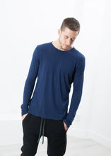 Carica l&#39;immagine nel visualizzatore di Gallery, Cashmere Jersey Long Sleeve Tee in Navy