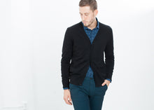 Carica l&#39;immagine nel visualizzatore di Gallery, Hidden Placket Cardigan in Black