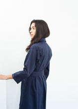 Carica l&#39;immagine nel visualizzatore di Gallery, Sateen Trench in Navy