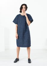 Carica l&#39;immagine nel visualizzatore di Gallery, Quilted Mesh T-Shirt Dress in Navy