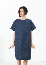 Carica l&#39;immagine nel visualizzatore di Gallery, Quilted Mesh T-Shirt Dress in Navy