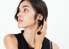 Carica l&#39;immagine nel visualizzatore di Gallery, Drop Cluster Earring in Black