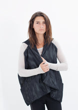 Carica l&#39;immagine nel visualizzatore di Gallery, Quilted Mesh Waistcoat in Black/White