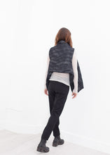 Carica l&#39;immagine nel visualizzatore di Gallery, Quilted Mesh Waistcoat in Black/White