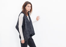 Carica l&#39;immagine nel visualizzatore di Gallery, Quilted Mesh Waistcoat in Black/White