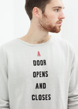 Carica l&#39;immagine nel visualizzatore di Gallery, Vintage Sweatshirt in Light Grey