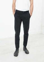 Carica l&#39;immagine nel visualizzatore di Gallery, Men&#39;s Chino in Black