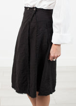 Carica l'immagine nel visualizzatore di Gallery, Wrap Snap Skirt in Black