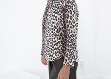 Carica l&#39;immagine nel visualizzatore di Gallery, Madame L Blouse in Leopard