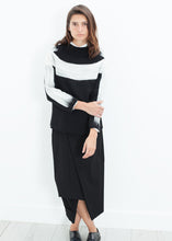 Carica l&#39;immagine nel visualizzatore di Gallery, Contrast Felted Sweater in Black