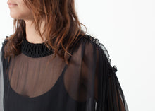 Carica l&#39;immagine nel visualizzatore di Gallery, Poet Silk Sweater in Black