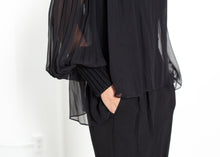 Carica l&#39;immagine nel visualizzatore di Gallery, Poet Silk Sweater in Black