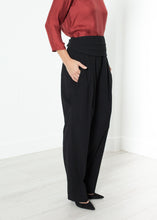 Carica l&#39;immagine nel visualizzatore di Gallery, Pleated Waistband Trouser in Black