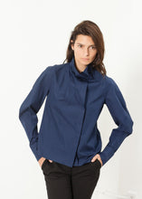 Carica l&#39;immagine nel visualizzatore di Gallery, Full Collar Poplin Blouse in Navy