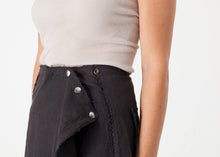 Carica l'immagine nel visualizzatore di Gallery, Wrap Snap Skirt in Black