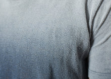 Carica l&#39;immagine nel visualizzatore di Gallery, Overprint T-Shirt in Navy