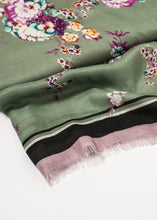 Carica l&#39;immagine nel visualizzatore di Gallery, Floral Cashmere Scarf