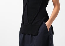 Carica l&#39;immagine nel visualizzatore di Gallery, Curved Stripe Knit Tank