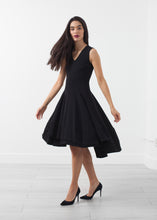 Carica l&#39;immagine nel visualizzatore di Gallery, V-Neck Dress