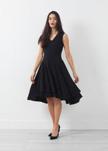 Carica l&#39;immagine nel visualizzatore di Gallery, V-Neck Dress