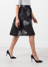 Carica l&#39;immagine nel visualizzatore di Gallery, Short Silk Skirt