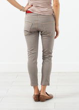 Carica l&#39;immagine nel visualizzatore di Gallery, Belted Jeans