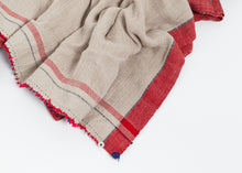 Carica l&#39;immagine nel visualizzatore di Gallery, Fringed Textile