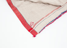 Carica l&#39;immagine nel visualizzatore di Gallery, Fringed Textile