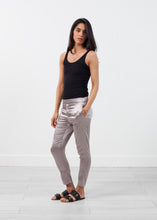 Carica l&#39;immagine nel visualizzatore di Gallery, Silk Pullup Pant