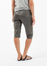 Carica l&#39;immagine nel visualizzatore di Gallery, Leather Cut-Off