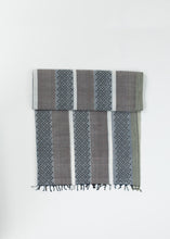Carica l&#39;immagine nel visualizzatore di Gallery, Pigeon Scarf