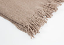 Carica l&#39;immagine nel visualizzatore di Gallery, Cashmere Tassel Blanket in Brown