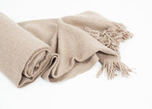 Carica l&#39;immagine nel visualizzatore di Gallery, Cashmere Tassel Blanket in Brown