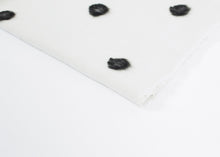 Carica l&#39;immagine nel visualizzatore di Gallery, Cashmere Dot Shawl in Black/White