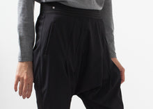 Carica l'immagine nel visualizzatore di Gallery, Woven Bermuda Short