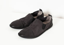 Carica l&#39;immagine nel visualizzatore di Gallery, Low Chelsea Boot in Black