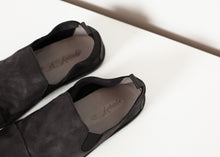 Carica l&#39;immagine nel visualizzatore di Gallery, Low Chelsea Boot in Black