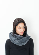 Carica l&#39;immagine nel visualizzatore di Gallery, Knit Neck Warmer in Grey